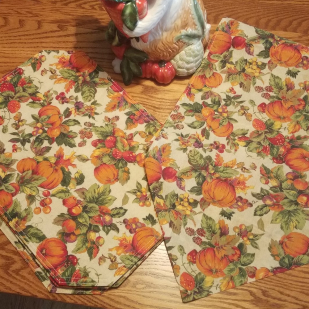 4 placemats and one table runner